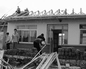 村民在政府帮助下重修屋顶